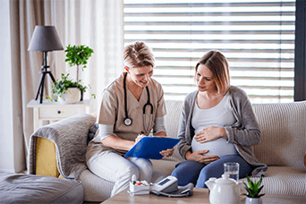 A pregnant woman is talking with doctor